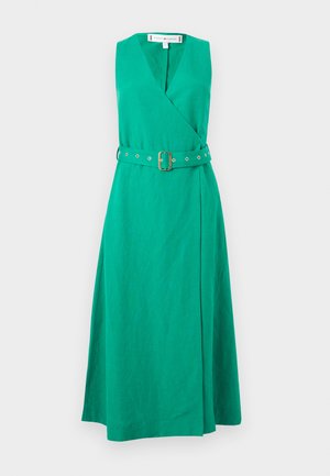 Robe portefeuille verte sans manches avec col en V et ceinture assortie dotée d'une boucle dorée et d'œillets, présentée sur un fond blanc.