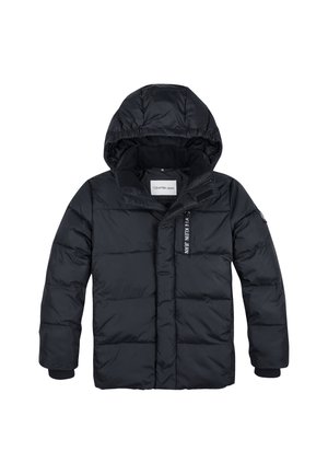 Veste noire matelassée avec capuche, dotée d'une fermeture éclair, de poignets côtelés et d'une étiquette logo à l'avant. Tissu synthétique lisse avec un design matelassé.