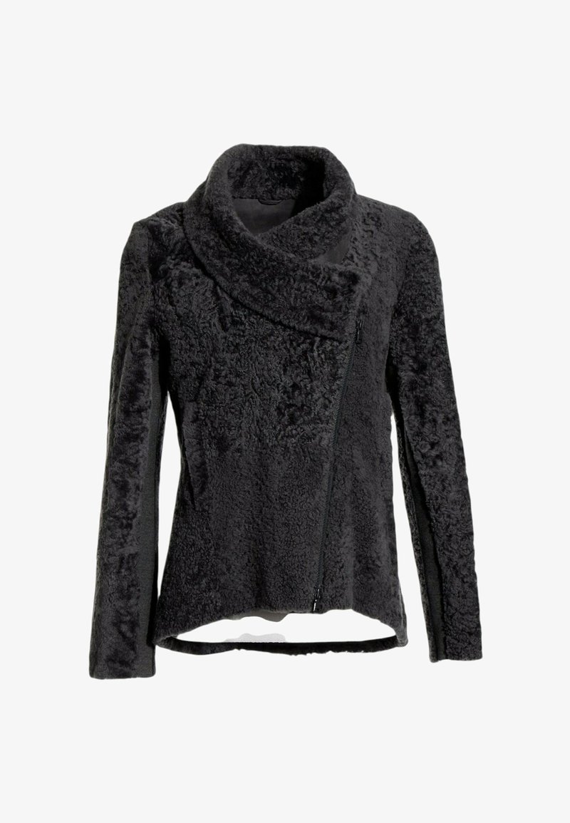 Veste noire à manches longues duveteuse avec fermeture éclair asymétrique à l'avant et large col, fabriquée en tissu doux et texturé.