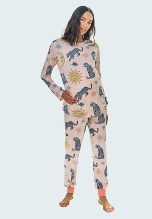Conjunto de pijama rosa claro con patrones de leopardo negro y celestiales, con mangas largas y pantalones con puños. Tejido suave con un corte relajado.