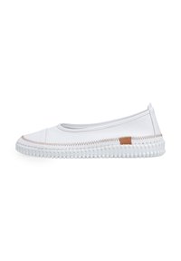Witte instap schoenen met een textuur rubberen zool, gestikte details en een klein tan accent aan de zijkant. Lichtgewicht en flexibele ontwerp.