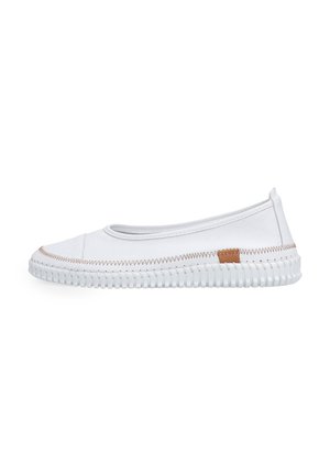 Weißer Slipper mit einer strukturierten Gummisohle, gesteppten Details und einem kleinen beigefarbenen Akzent an der Seite. Leichtes und flexibles Design.