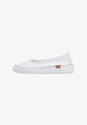 Weißer Slipper mit einer strukturierten Gummisohle, gesteppten Details und einem kleinen beigefarbenen Akzent an der Seite. Leichtes und flexibles Design.