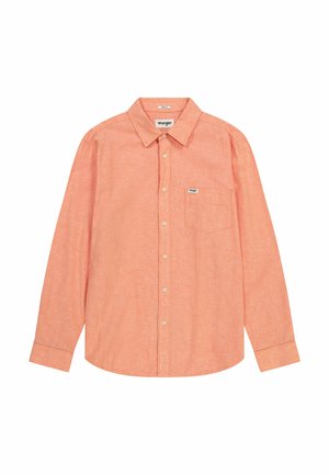 Camicia a maniche lunghe color corallo chiaro, con bottoni, realizzata in tessuto lavorato, dotata di colletto, tasca applicata e un piccolo logo del marchio sul petto.
