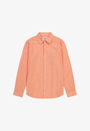 Camisa de botones de manga larga en color coral claro, hecha de tela tejida, que presenta un cuello, un bolsillo de parche y un pequeño logo de la marca en el pecho.