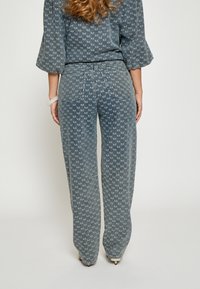 Minus SIENNE HIGH WAIST  - Široke kavbojke - light denim