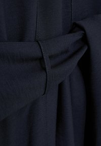 Reiss REGULAR FIT - MABEL LONG-SLEEVE BELTED MIDI - Särkkleit - navy