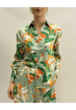 Camicia in satin verde, arancione e crema con motivo floreale; presenta un colletto, chiusura con bottoni e maniche lunghe con tasca.