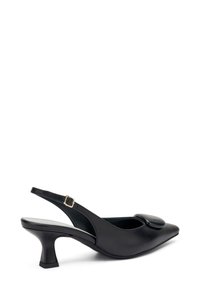 Pompa slingback nera in pelle con punta appuntita, tacco a kitten e una decorazione nera sul superiore. Texture liscia, design minimale.