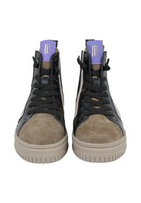 Sneakers wysokie z czarną skórzaną cholewką, beżowymi zamszowymi akcentami, fioletowym językiem, płaskimi czarnymi sznurowadłami i teksturowaną beżową podeszwą.
