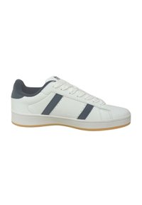 Sneaker bianca con strisce blu navy, materiale sintetico liscio, punta arrotondata e suola in gomma naturale. I lacci sono bianchi, design a bassa visibilità.