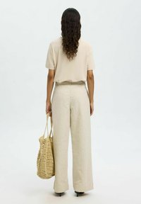 Selected Femme ESSENTIAL BOXY NOOS - T-shirt basic - oatmeal