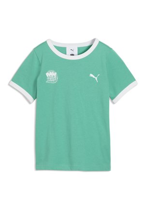 T-shirt à manches courtes vert menthe avec bordures blanches, avec logo Puma blanc sur le côté droit de la poitrine et motif Paw Patrol Dino Movie sur le côté gauche.