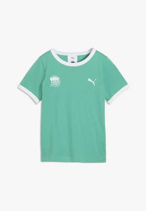 Kortærmet mintgrøn T-shirt med hvid kant, med hvid Puma-logo på højre bryst og Paw Patrol Dino Movie grafik på venstre bryst.