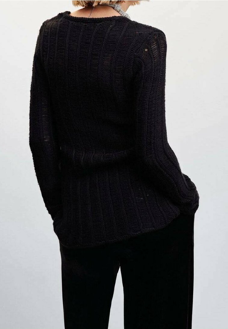 Czarny sweter z prążkowanej dzianiny z okrągłym dekoltem i długimi rękawami, charakteryzujący się dopasowanym krojem i teksturowanym detalem materiału.