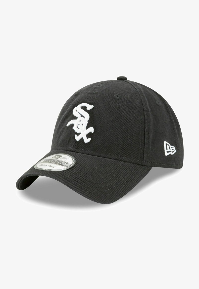 Boné de basebol preto feito de algodão com uma aba curva, apresentando um logótipo branco bordado na frente e uma correia ajustável na parte traseira.