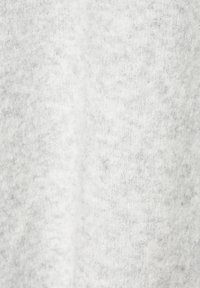 Detailný záber svetlosivej textúrovanej vlnenej látky zobrazujúci mäkké, chlpaté vlákna a jemný vzor pletenia.