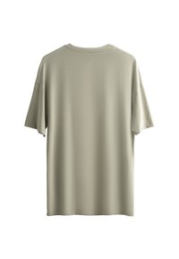 T-shirt verde oliva chiaro realizzata in tessuto morbido, con maniche corte, scollo rotondo e un discreto ricamo del logo sul retro.