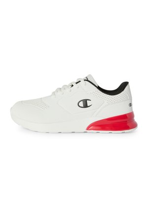 Zapatilla deportiva de corte bajo en blanco y negro con detalles perforados, logotipo de Champion en negro, cordones blancos y un acento rojo en la suela del talón.