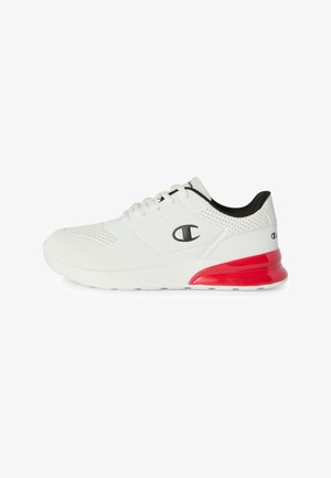 Biało-czarny niski sneaker z perforowanymi detalami, czarnym logo Champion, białymi sznurowadłami i czerwonym akcentem na podeszwie pięty.