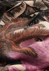 Tissu à motifs floraux en matière douce. Présente des nuances de brun, noir et rose avec des détails texturés. Convient pour des vêtements légers.