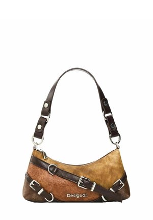 Kleine schoudertas met patchwork in bruine tinten, verstelbare gespsluitingen en zilveren hardware, met merk "Desigual" aan de voorkant.