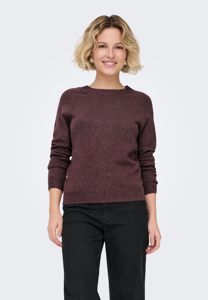 Vinröd stickad tröja med rund halsringning och långa ärmar, som har en mjuk textur och en något kortare fåll.