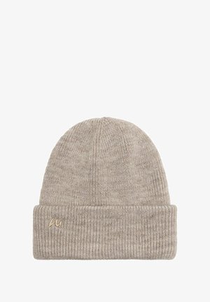 Bonnet en tricot couleur beige clair avec un revers repliable, fabriqué à partir de matériau doux, arborant un logo subtil dans une teinte plus foncée.