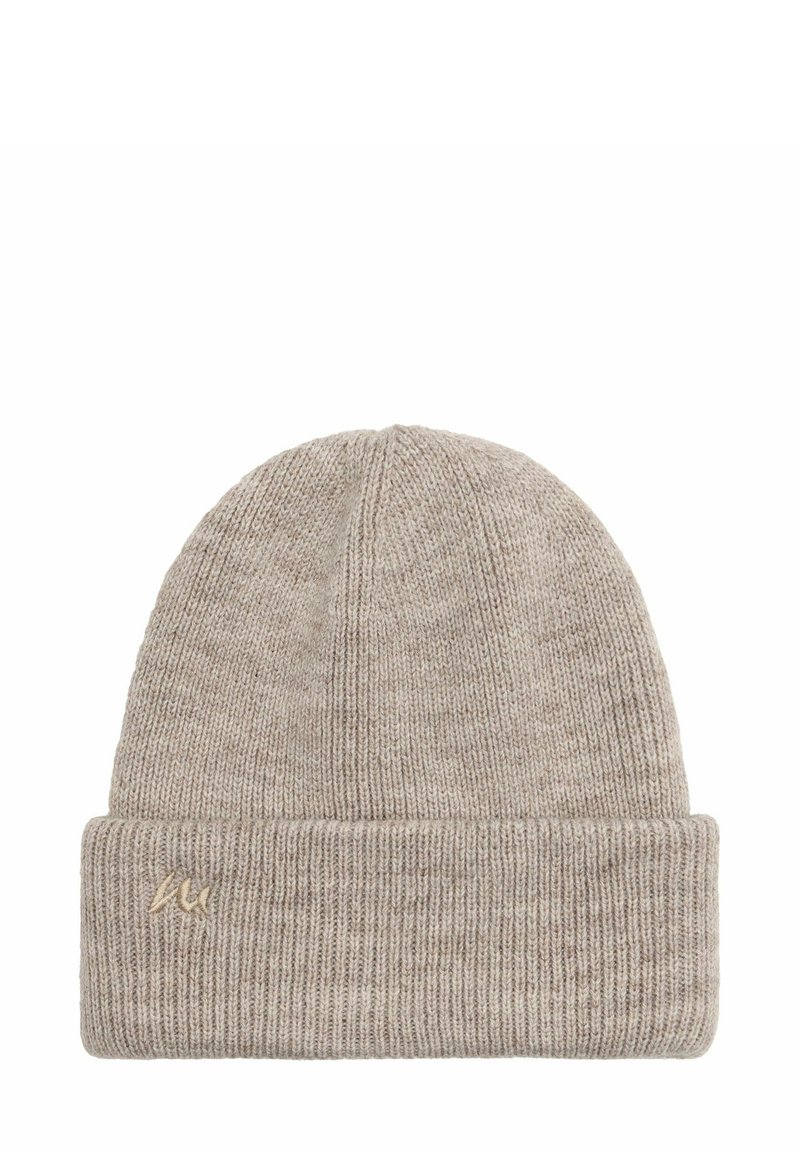 Strikket hue i lys beige med en foldbar manchet, lavet af blødt materiale, med et subtilt logo i en mørkere nuance.