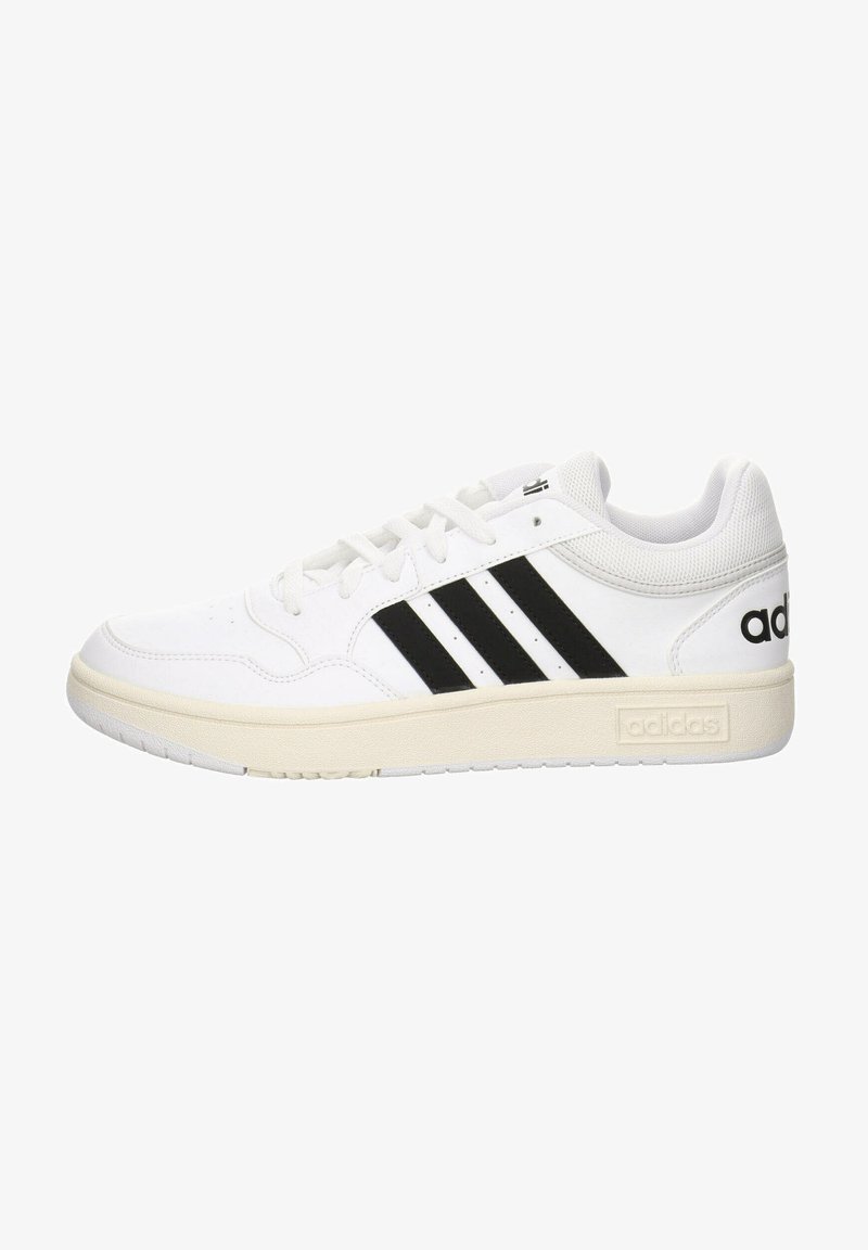 Białe buty sportowe z czarnymi trzema paskami, gumowa podeszwa, sznurowany design, teksturowana skórzana cholewka oraz logo na pięcie.