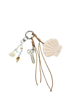 Portachiavi con una chiave a forma di cuore in argento, ciondolo a conchiglia beige, due piccoli ciondoli a forma di conchiglia su perline e cordini in pelle marrone attaccati a un anello di metallo.