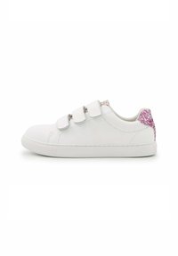Witte sneaker met drie klittenbandsluitingen, een glad lederen bovenwerk, ronde neus en een roze glittersaccent op de hiel. Platte rubberen zool.