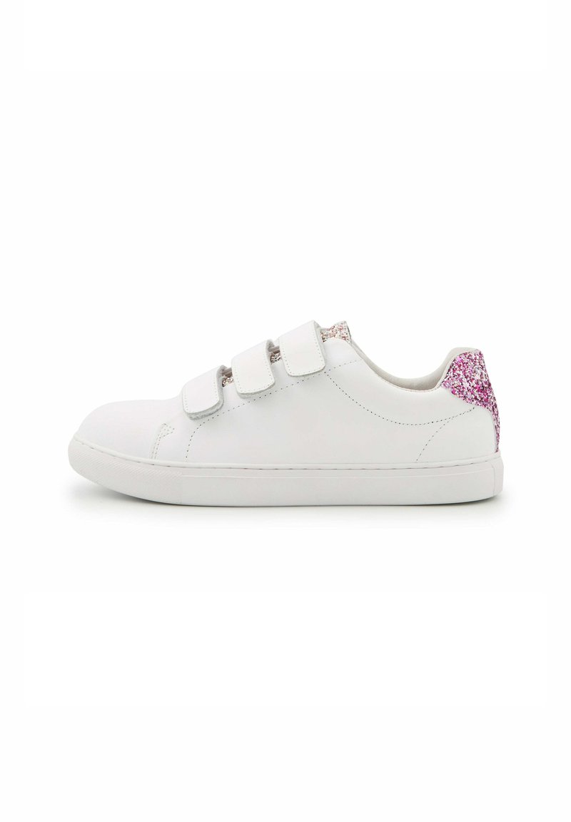 Witte sneaker met drie klittenbandsluitingen, een glad lederen bovenwerk, ronde neus en een roze glittersaccent op de hiel. Platte rubberen zool.