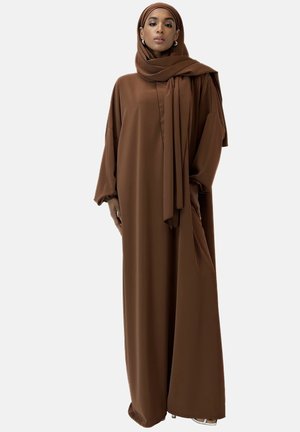 Braune, fließende Abaya aus glattem Stoff, mit langen Ärmeln, hohem Kragen und einem passenden Hijab, der einen einheitlichen Look schafft.
