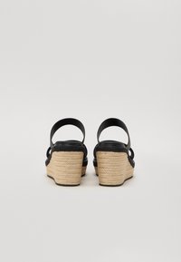Thumbnail Image 3