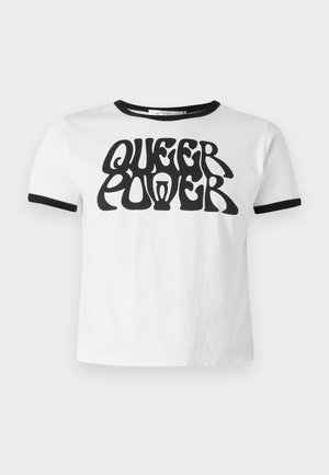 T-shirt blanc à manches courtes avec bordure noire au col et aux manches, avec un texte noir en gras "QUEER POWER" en police stylisée sur le devant.