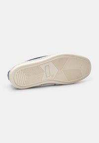Schuh mit einem strukturierten Obermaterial aus dunkelblauem Stoff und einer Gummisohle. Die Sohle weist ein Profilmuster auf und ist in der Größe 42 gekennzeichnet.