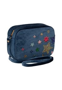 Borsa a tracolla in velluto blu con chiusura a zip, caratterizzata da una serie di applicazioni a forma di stella colorate di diverse dimensioni e texture.