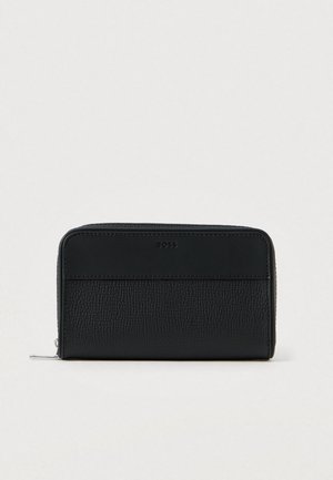 Melns teksturēts rāvējslēdzēja maks ar sudraba rāvējslēdzēja vilkni, taisnstūra forma un smalka "BOSS" logo priekšējā panelī.