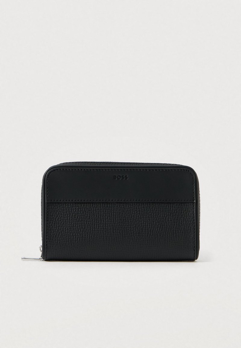 Μαύρο textured πορτοφόλι με φερμουάρ που κλείνει γύρω-γύρω, ορθογώνιο σχήμα και διακριτικό λογότυπο "BOSS" στο μπροστινό πάνελ.