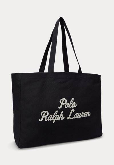 Μαύρη τσάντα καμβά με δύο μακριές λαβές και λευκή κεντημένη επιγραφή "Polo Ralph Lauren" στο μπροστινό μέρος.