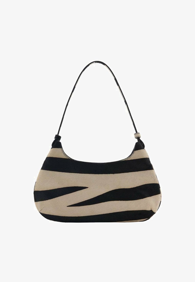 Bolso hobo con forma curva, hecho de tela beige con rayas de cebra negras. Presenta una correa delgada y una textura suave.
