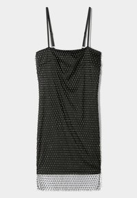 Svart ärmlös klänning med draperad design, försedd med ett nätöverdrag dekorerat med metalliska detaljer och en fransad nederdel för textur.