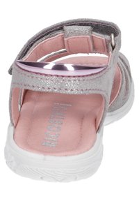 Silver glittriga sandaler med öppen häl, mjuk rosa innersula, justerbar rem och vit texturerad gummisula.