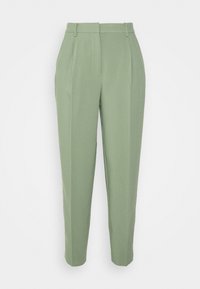 Pantalons ajustés vert clair à taille haute, dotés de deux plis sur le devant, de poches latérales et d'une texture de tissu lisse.