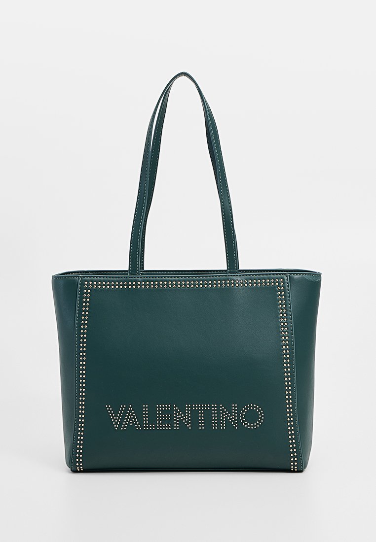 Grüne Leder-Tote mit Nietenakzenten und geprägtem "VALENTINO"-Logo, ausgestattet mit zwei Schulterriemen und rechteckiger Form.