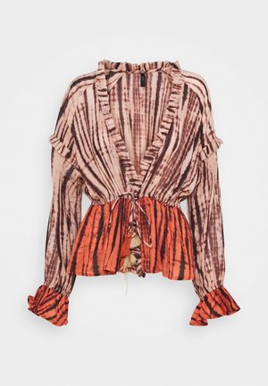 Langærmet tie-dye bluse med flæsekanter ved manchetter og halsudskæring, indsnøret talje med kvast-snor, brun og orange farveblokke.
