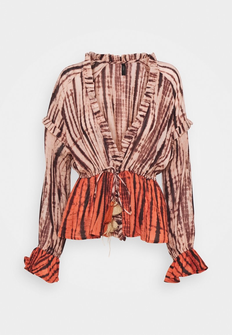 Blouse à manches longues tie-dye avec poignets et encolure volantés, taille cintrée avec liens à pompons, blocs de couleurs marron et orange.