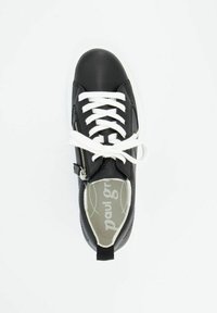 Černé kožené sneakers s bílými tkaničkami a bočním zipem. Kulatá špička, texturovaný povrch, polstrovaný límec a decentní logo na stélce.