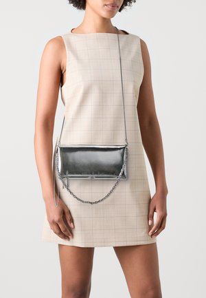 PARFOIS ENVELOPE BAG CREPE  - Alkalmi kézitáska - silver-coloured